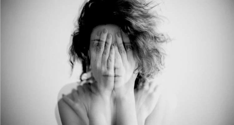 Κρίση πανικού: Τα ψυχοσωματικά συμπτώματα που την συνοδεύουν